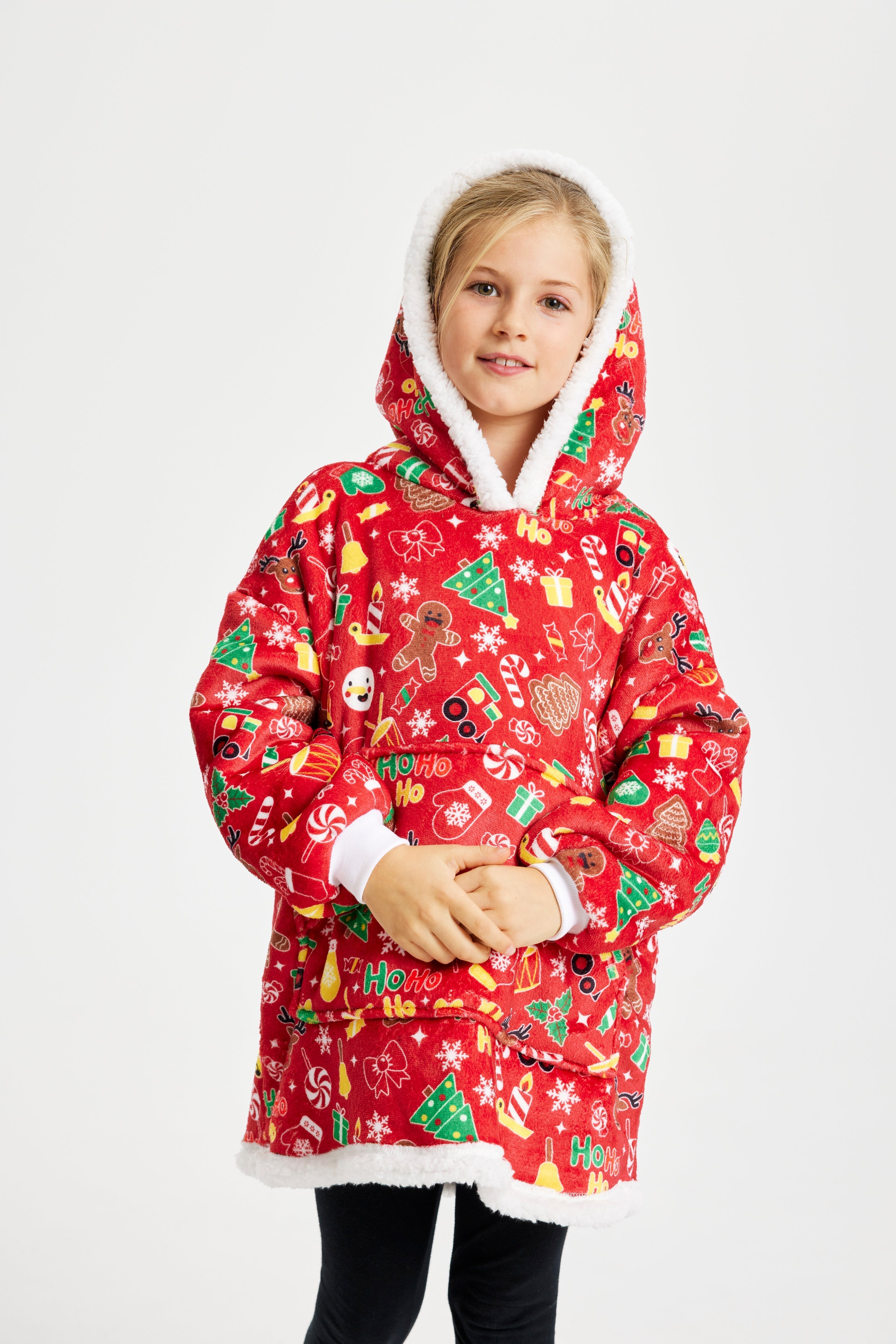 Een poserend kind met een rode kerstmuts.